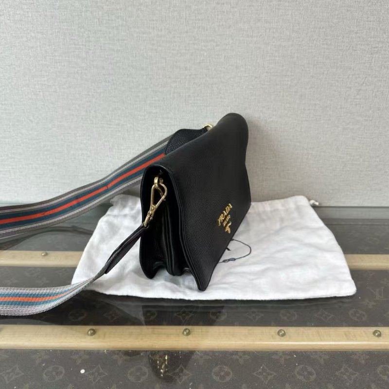 PRADA Saffiano黑金荔枝紋肩背斜背包 23*17*6 99新 配件塵袋-1