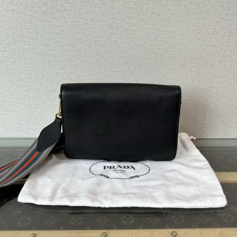 PRADA Saffiano黑金荔枝紋肩背斜背包 23*17*6 99新 配件塵袋-2