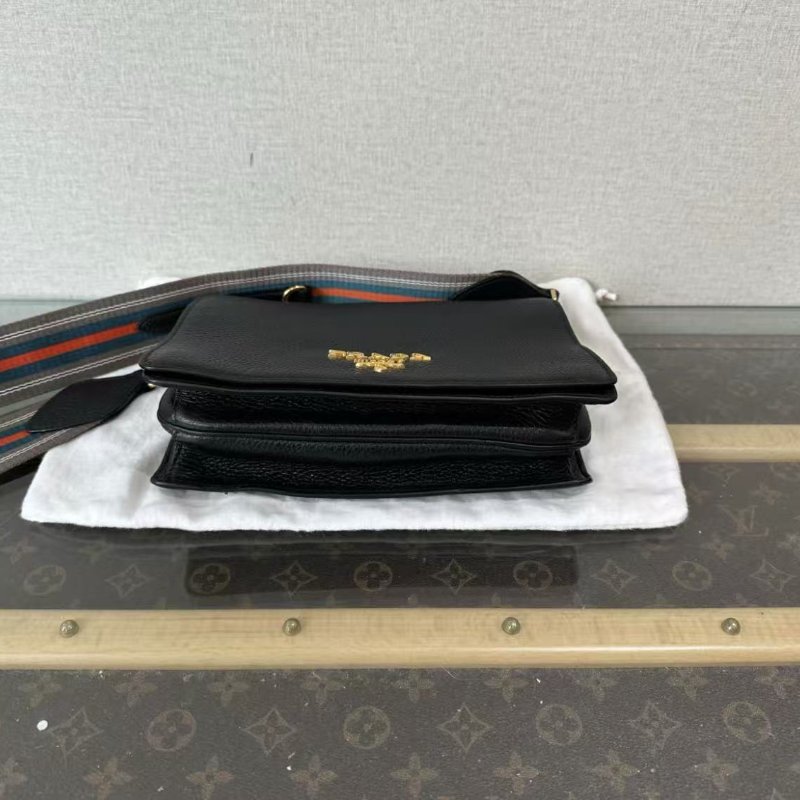 PRADA Saffiano黑金荔枝紋肩背斜背包 23*17*6 99新 配件塵袋-4