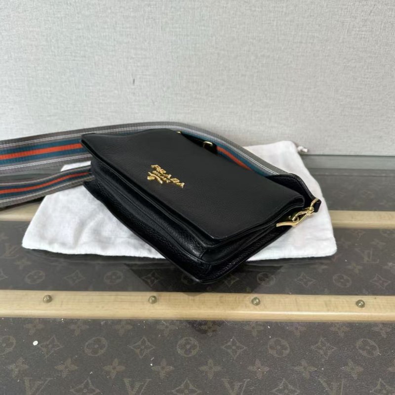 PRADA Saffiano黑金荔枝紋肩背斜背包 23*17*6 99新 配件塵袋-5