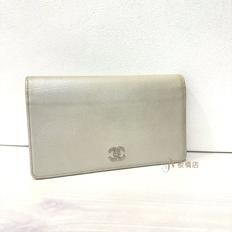 CHANEL 銀灰色牛皮銀釦對開長夾-0