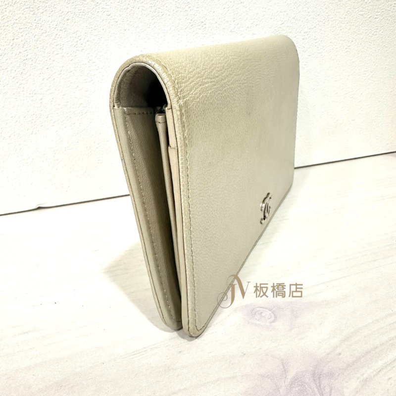 CHANEL 銀灰色牛皮銀釦對開長夾-1