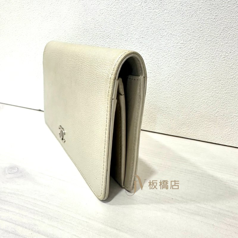 CHANEL 銀灰色牛皮銀釦對開長夾-2