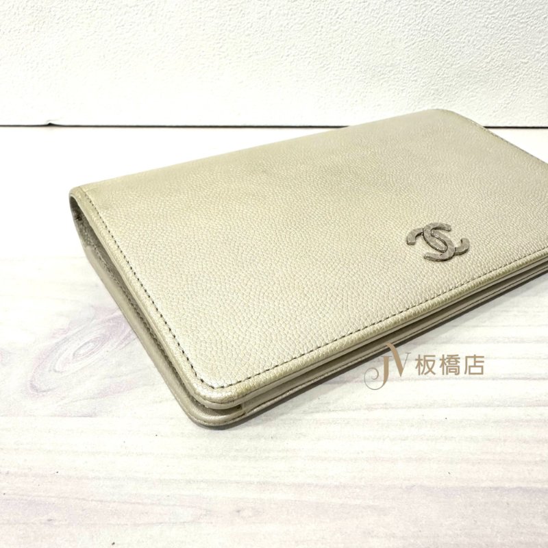 CHANEL 銀灰色牛皮銀釦對開長夾-6