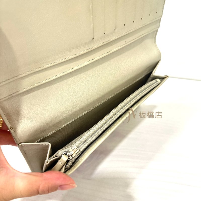 CHANEL 銀灰色牛皮銀釦對開長夾-8