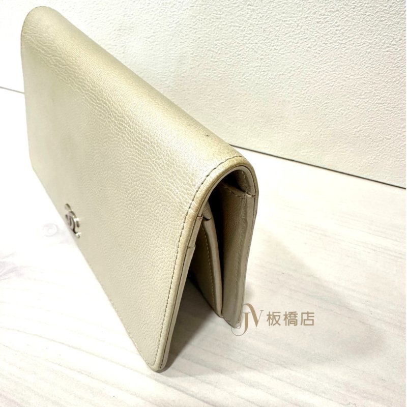 CHANEL 銀灰色牛皮銀釦對開長夾-11