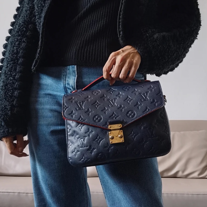 🈶購證🤩Lv深藍純皮壓紋金扣郵差包手提斜挎包-0