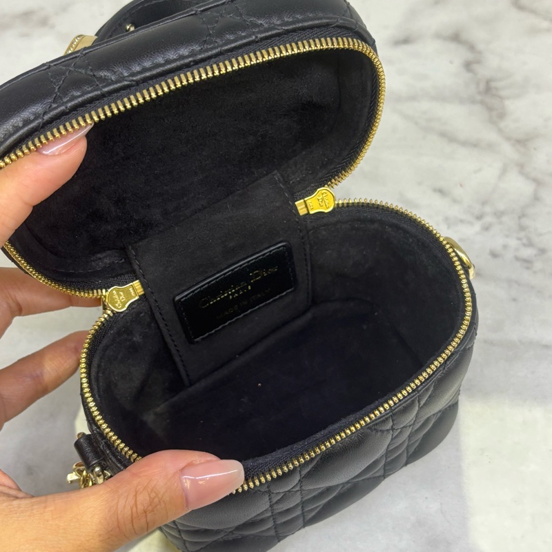 Dior黑金菱格紋Mini斜背化妝包-9