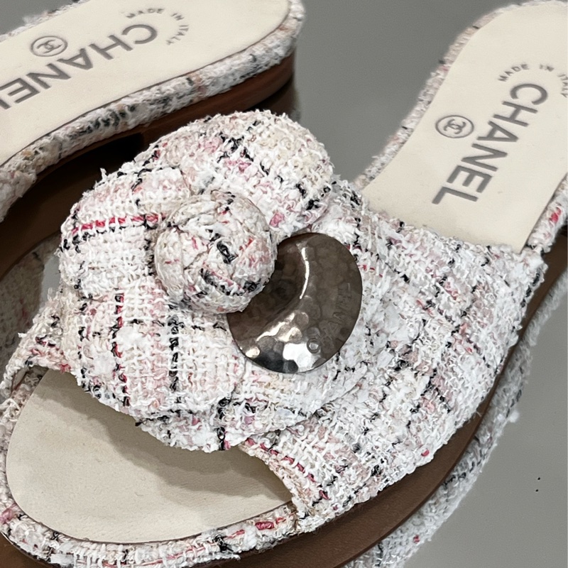 CHANEL 白粉毛尼山茶花拖鞋-1