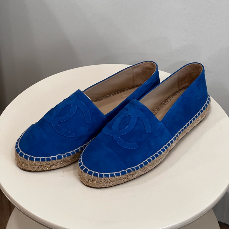 CHANEL 經典雙C Logo 藍色麂皮草編懶人鞋-0