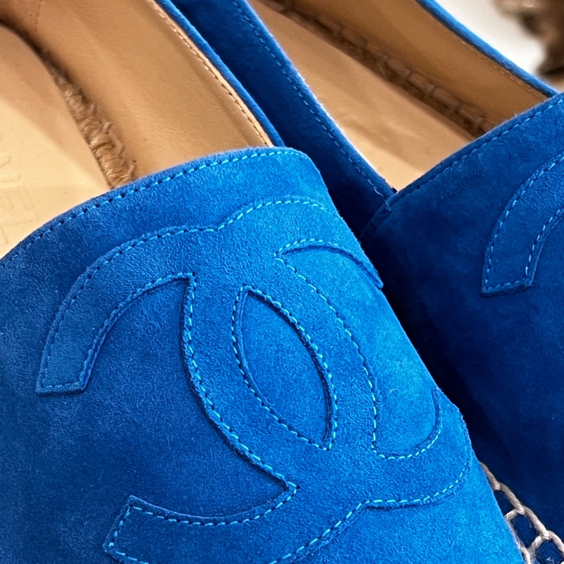 CHANEL 經典雙C Logo 藍色麂皮草編懶人鞋-5