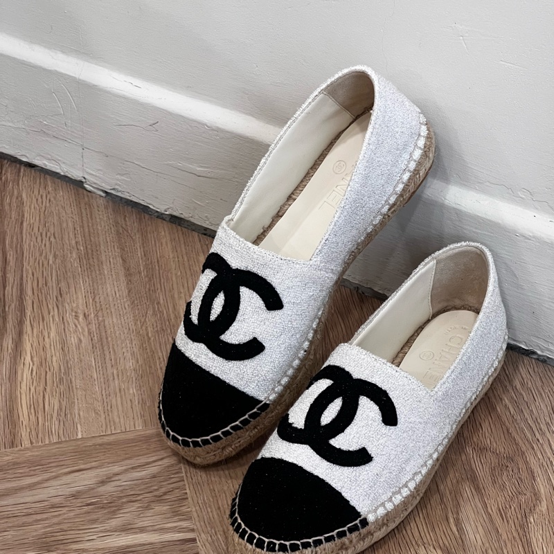 CHANEL 經典雙C銀白亮片草編鞋-6
