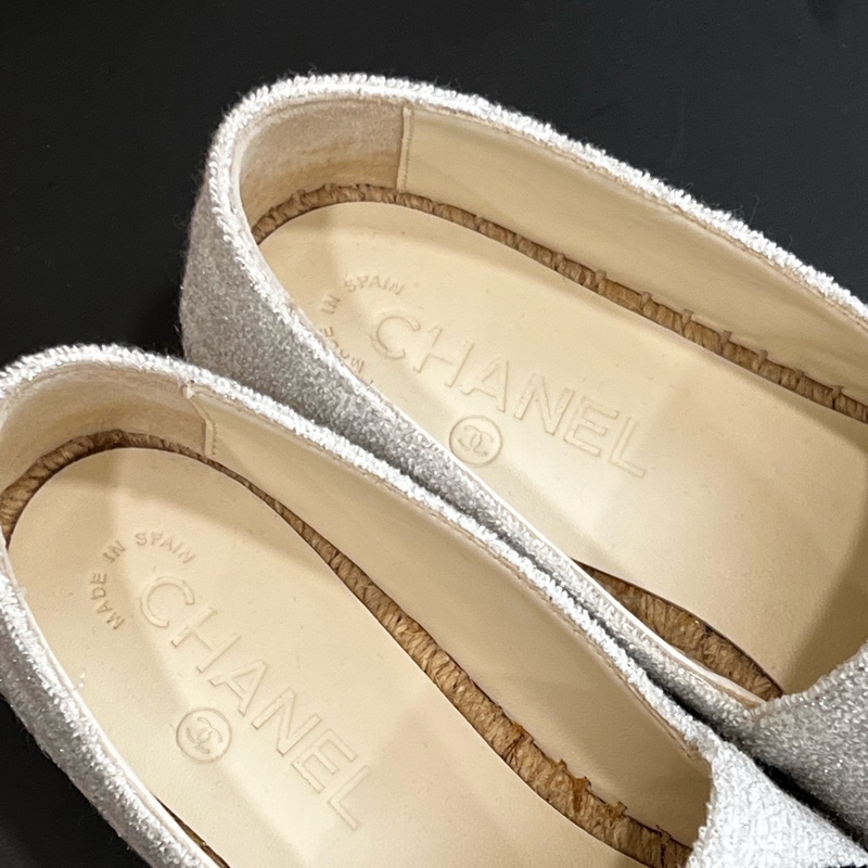 CHANEL 經典雙C銀白亮片草編鞋-7