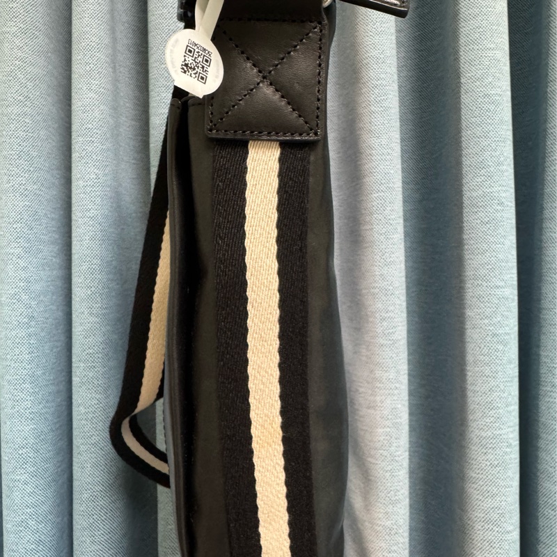 BALLY 6225263 TUSTON 壓印LOGO 經典織帶牛皮休閒斜背包.黑-2