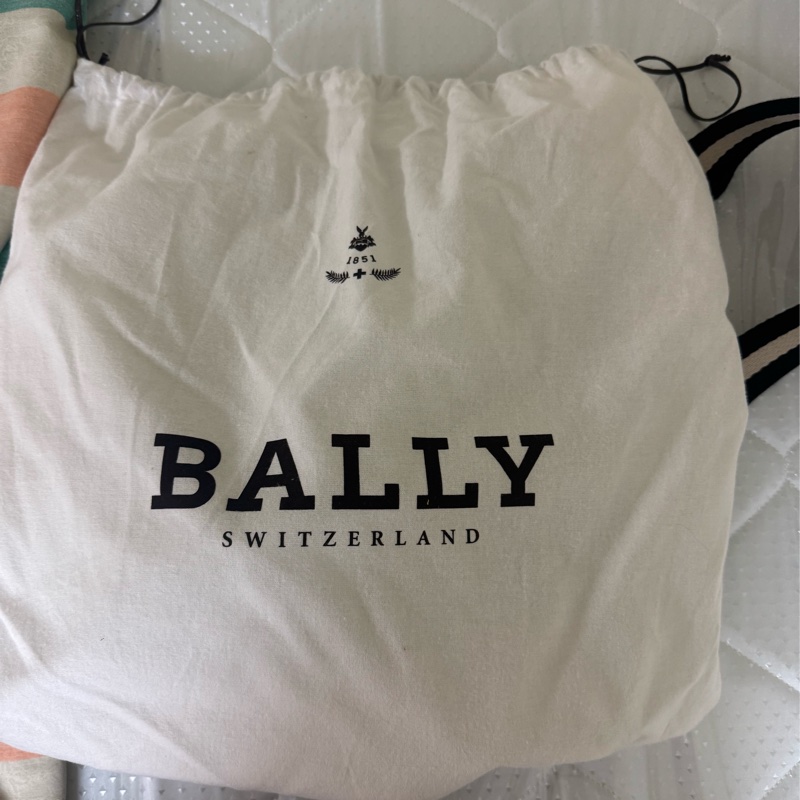 BALLY 6225263 TUSTON 壓印LOGO 經典織帶牛皮休閒斜背包.黑-3