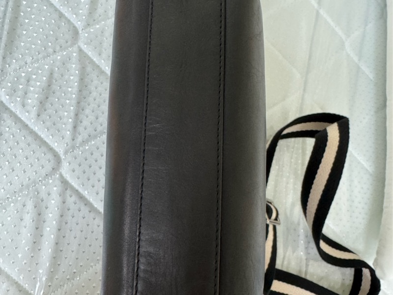 BALLY 6225263 TUSTON 壓印LOGO 經典織帶牛皮休閒斜背包.黑-4