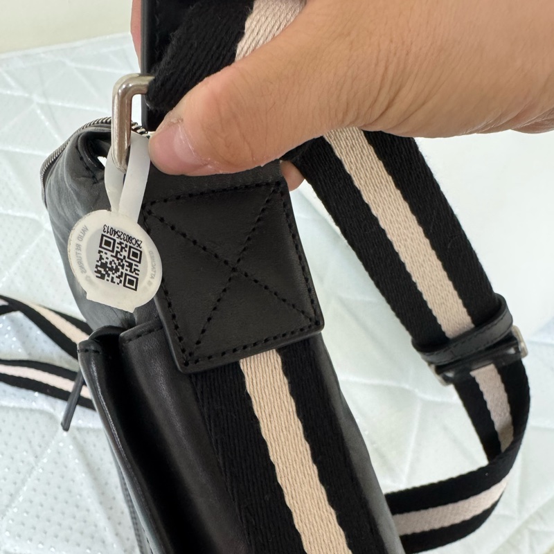 BALLY 6225263 TUSTON 壓印LOGO 經典織帶牛皮休閒斜背包.黑-6