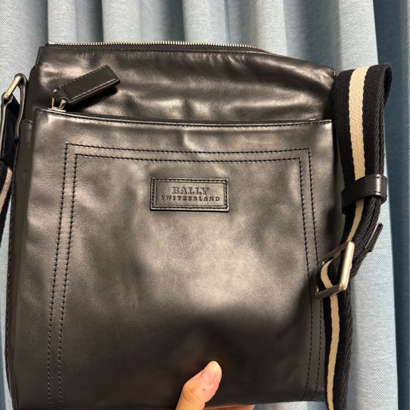 BALLY 6225263 TUSTON 壓印LOGO 經典織帶牛皮休閒斜背包.黑-7