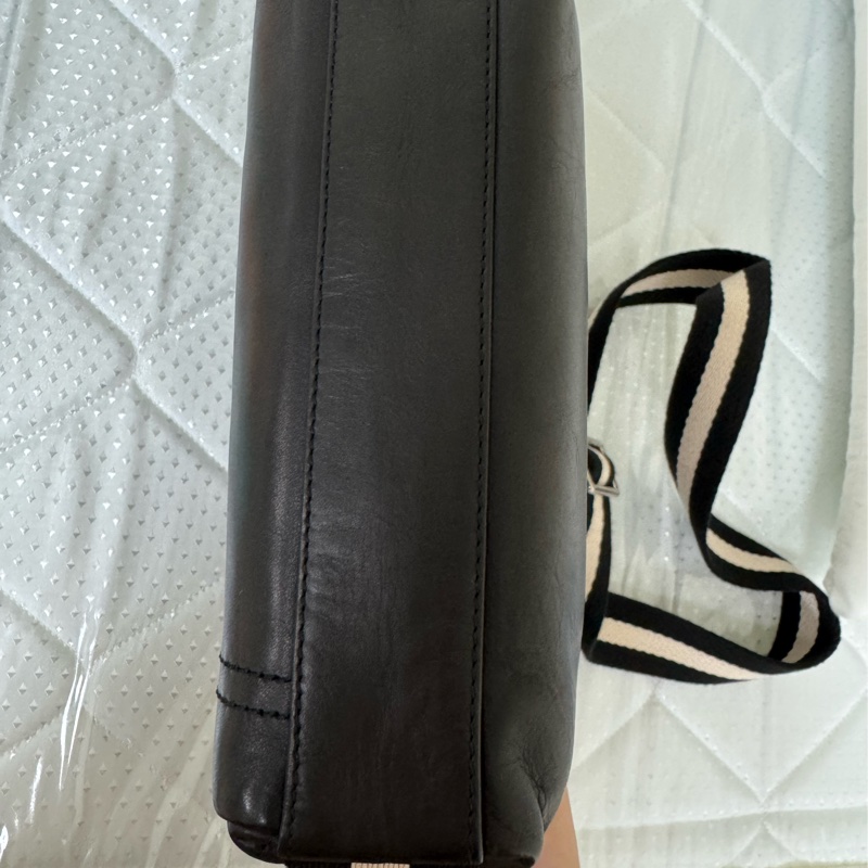 BALLY 6225263 TUSTON 壓印LOGO 經典織帶牛皮休閒斜背包.黑-9