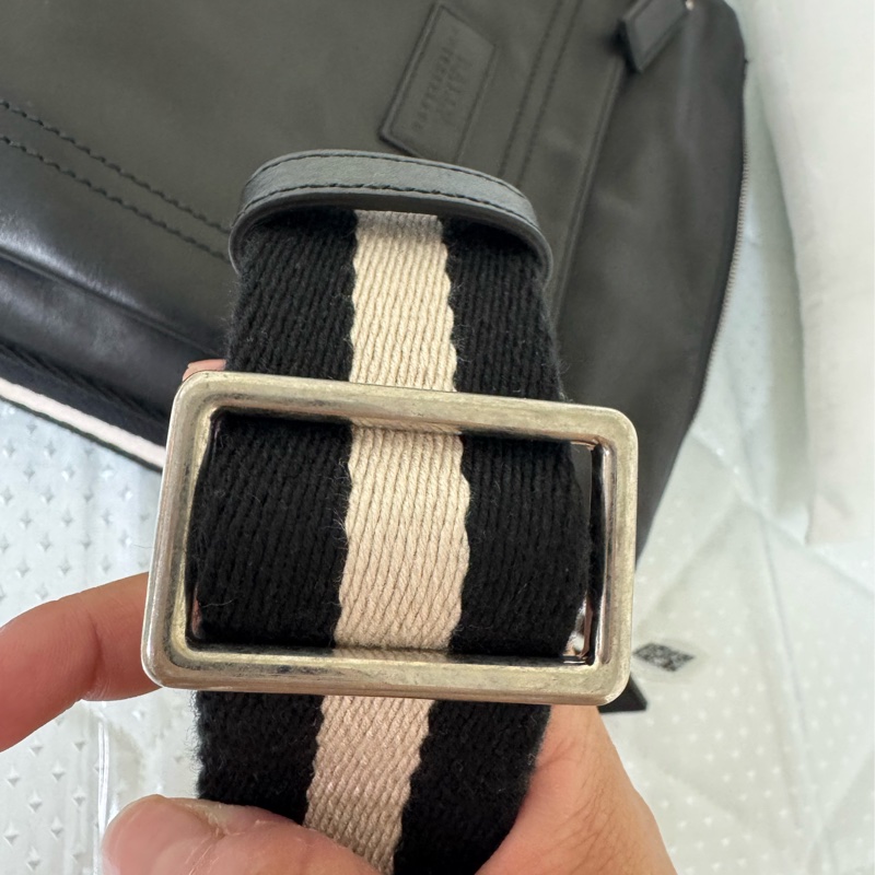 BALLY 6225263 TUSTON 壓印LOGO 經典織帶牛皮休閒斜背包.黑-13