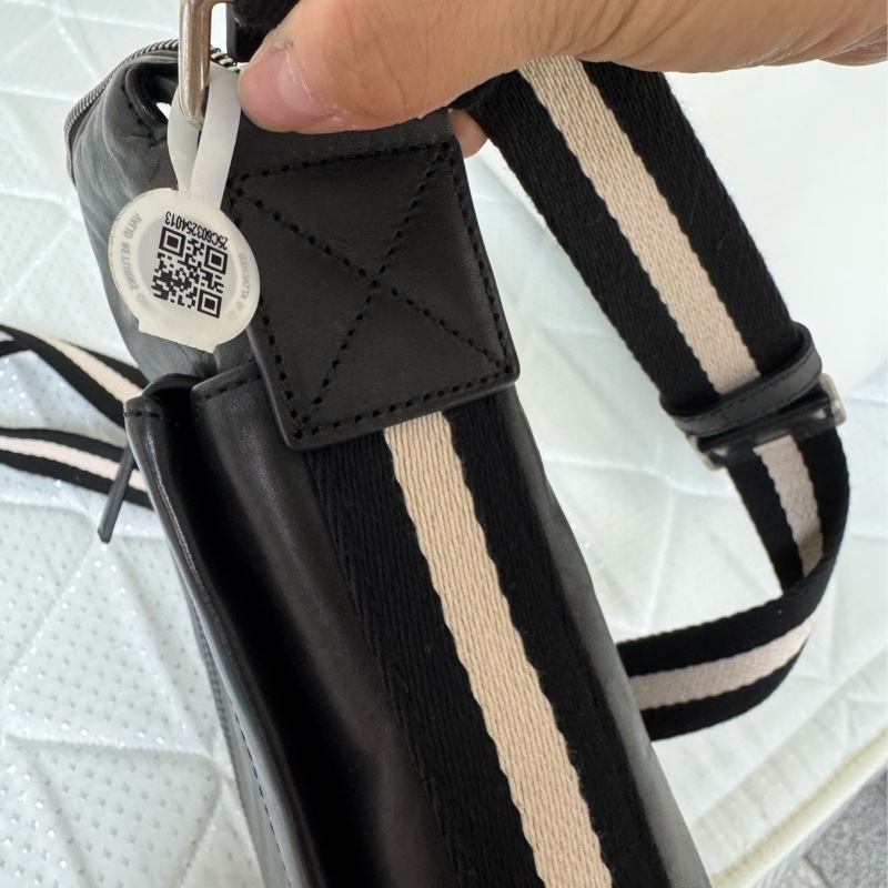 BALLY 6225263 TUSTON 壓印LOGO 經典織帶牛皮休閒斜背包.黑-14