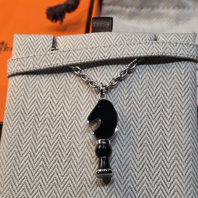 Hermès 琺瑯黑馬頭項鍊-1