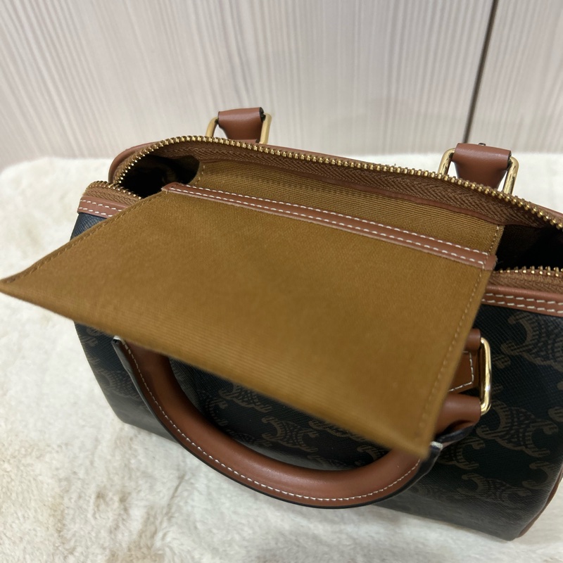 Celine 經典老花波士頓包  標誌印花及牛皮革CUIR TRIOMPHE小型波士頓手袋 黃褐色-17