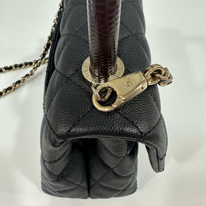 Chanel As2215 黑荔枝皮蜥蜴壓紋金釦斜背包 mini coco handle 20-22