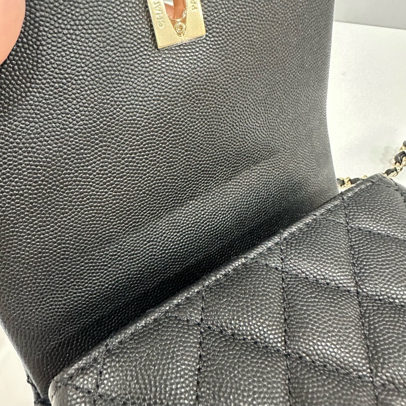 Chanel As2215 黑荔枝皮蜥蜴壓紋金釦斜背包 mini coco handle 20-28