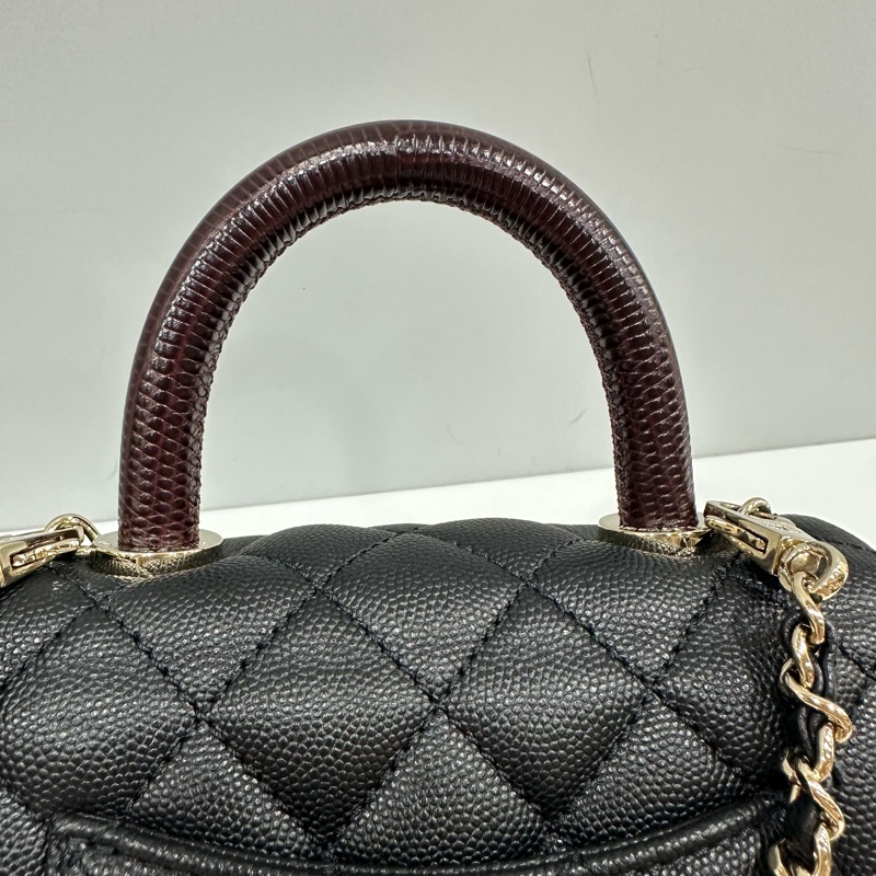 Chanel As2215 黑荔枝皮蜥蜴壓紋金釦斜背包 mini coco handle 20-41