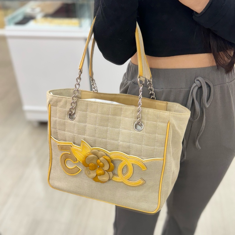 CHANEL No.5 Camellia 系列黃皮革山茶花帆布托特包-3