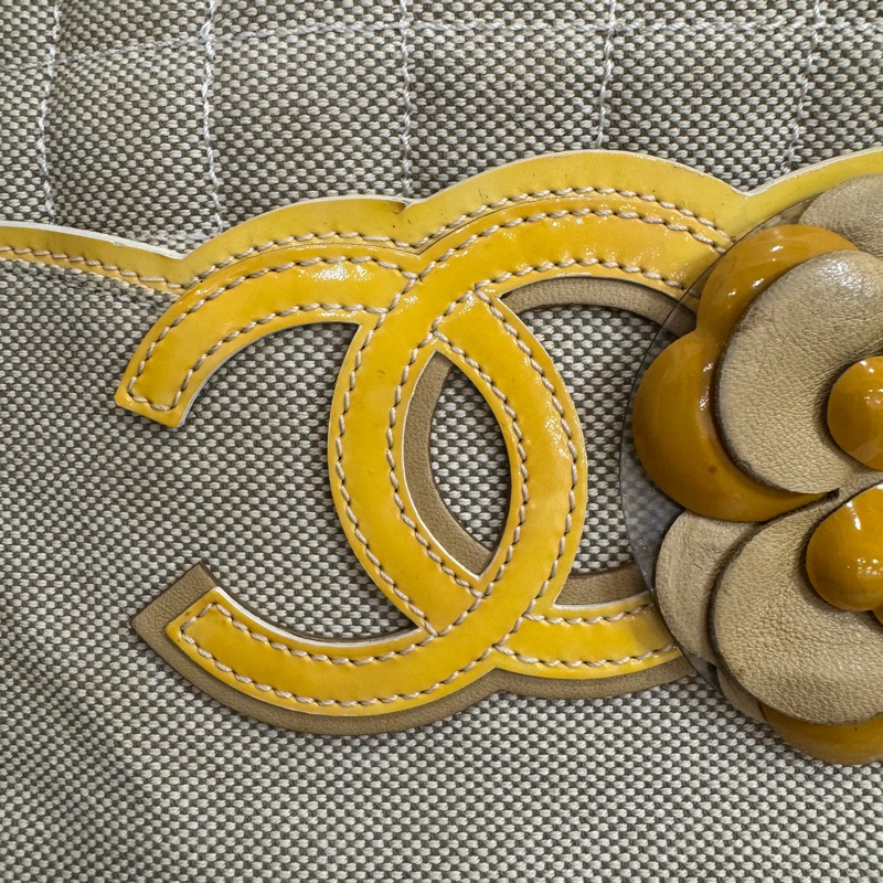 CHANEL No.5 Camellia 系列黃皮革山茶花帆布托特包-15