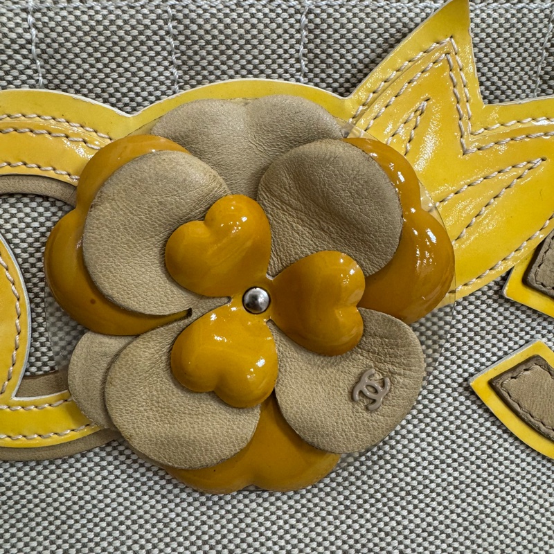 CHANEL No.5 Camellia 系列黃皮革山茶花帆布托特包-16