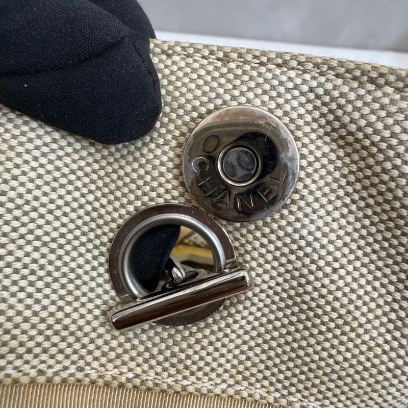 CHANEL No.5 Camellia 系列黃皮革山茶花帆布托特包-21