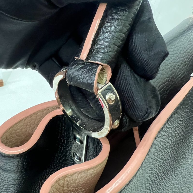 LV M24607 黑拚粉Capucines 大號-6