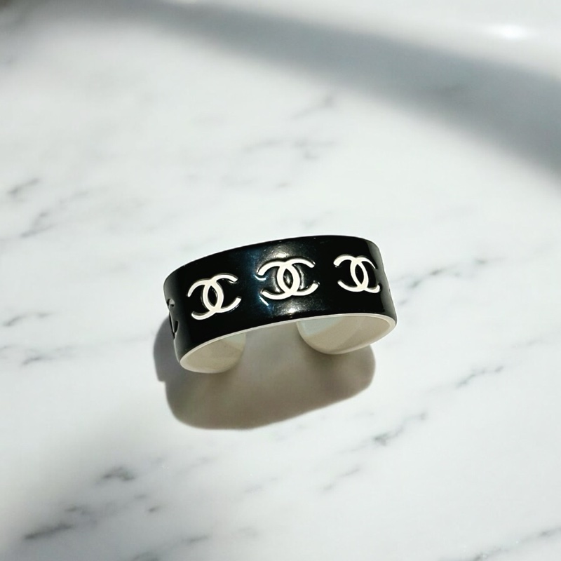 莉亞精品♡ Chanel 黑白底logo手環 二手美品-0