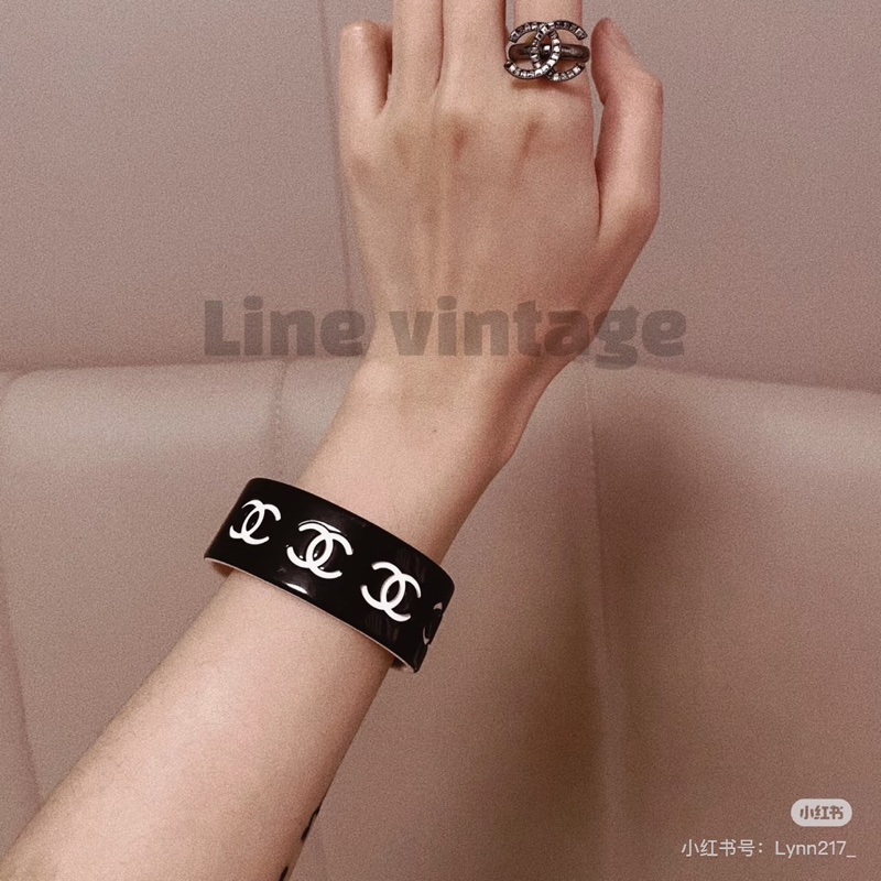 莉亞精品♡ Chanel 黑白底logo手環 二手美品-1