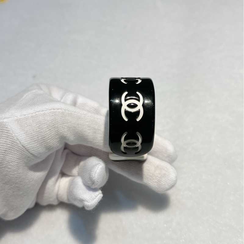 莉亞精品♡ Chanel 黑白底logo手環 二手美品-3