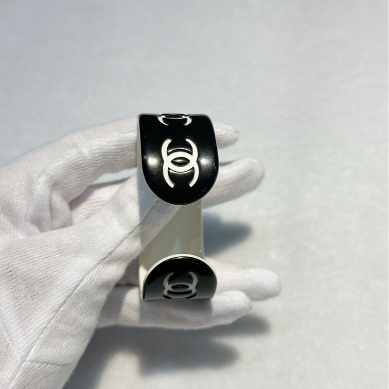 莉亞精品♡ Chanel 黑白底logo手環 二手美品-7