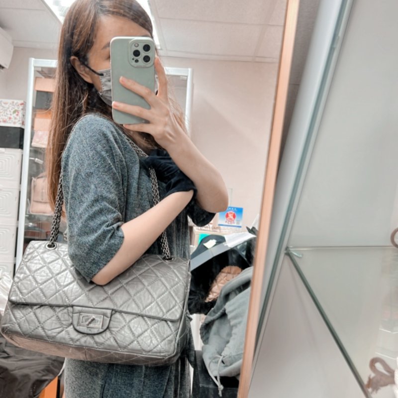 Chanel 2.55 大號灰銀色鏈條包 jumbo-10