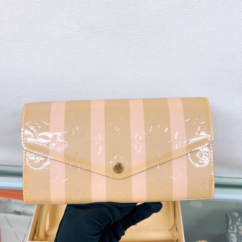 Lv sarah 漆皮米色條紋長夾-1