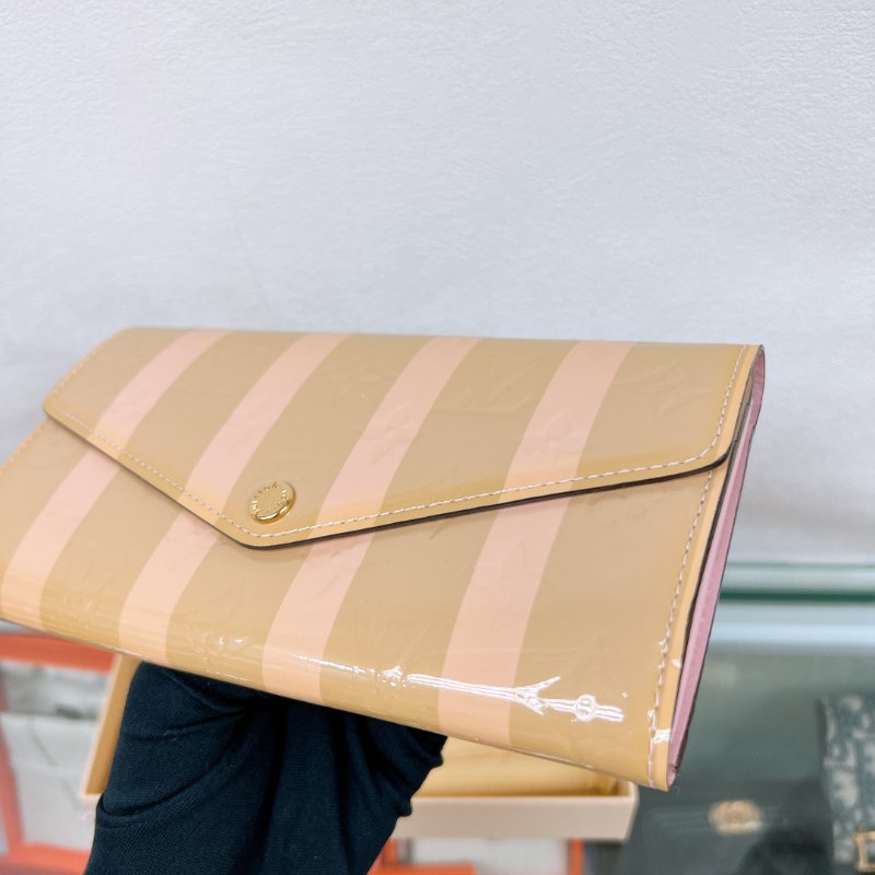 Lv sarah 漆皮米色條紋長夾-3