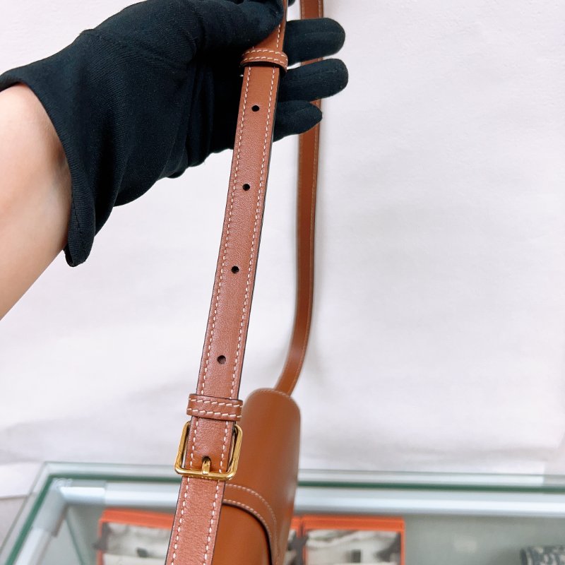 Celine tabou 棕色鎖頭斜跨豆腐包-11