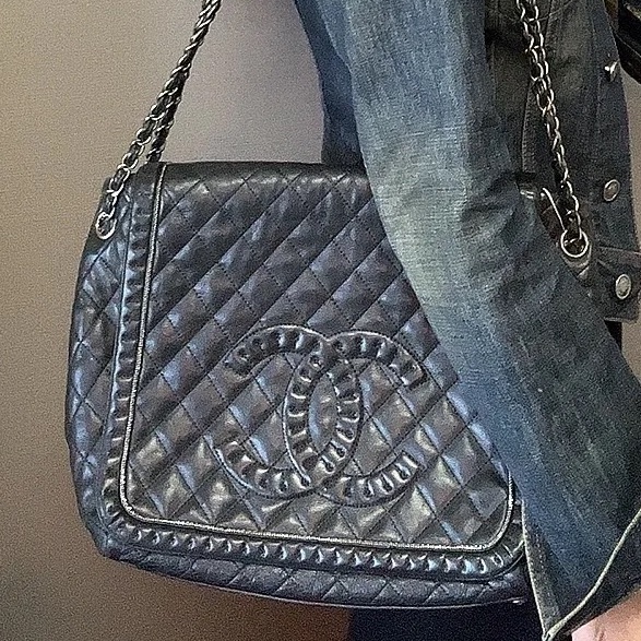 絕版限量出售✅Chanel黑銀菱格麻花編織大雙C牛皮翻蓋腋下機場包-3