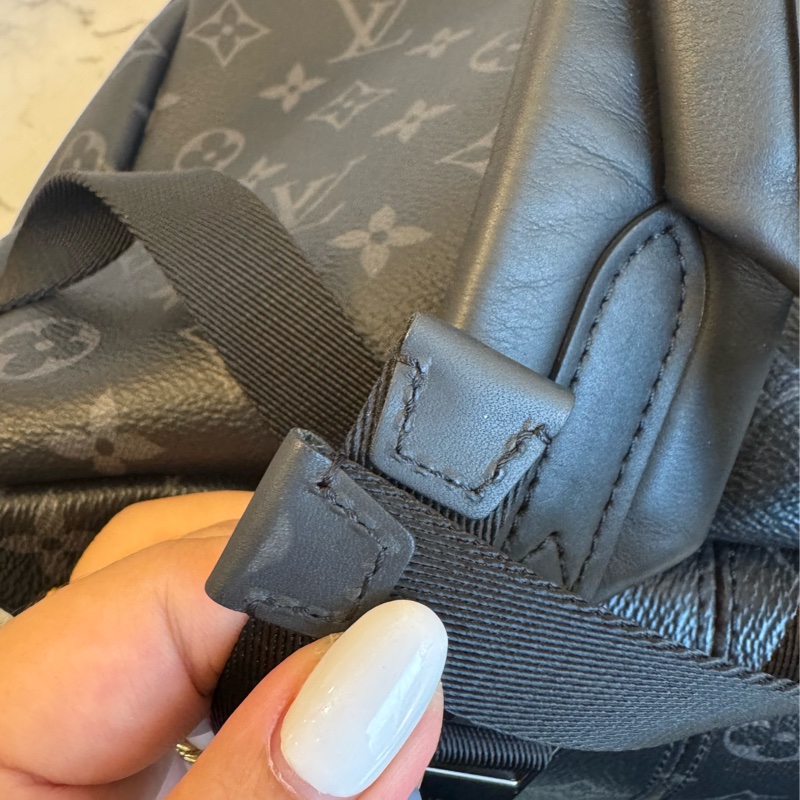 LV M43186黑花紋前口袋男後背包-3