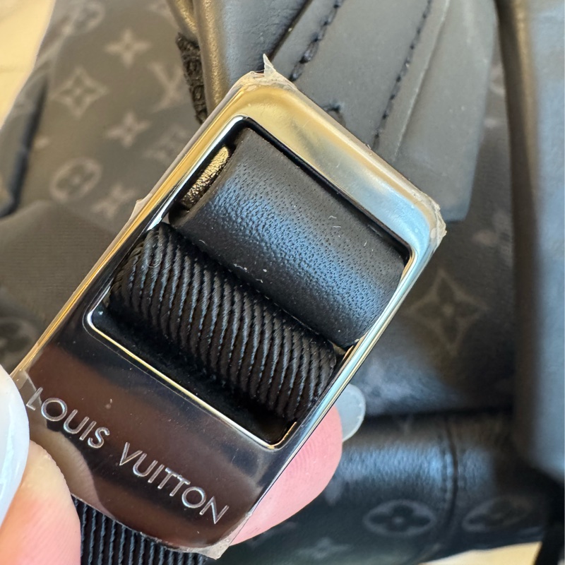 LV M43186黑花紋前口袋男後背包-4