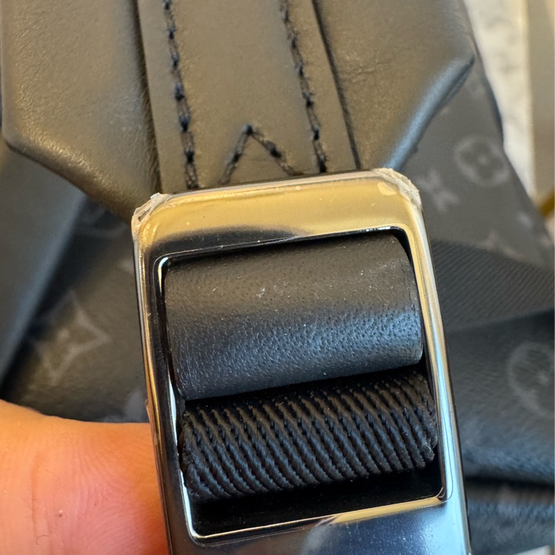 LV M43186黑花紋前口袋男後背包-5