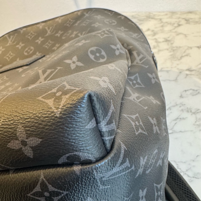 LV M43186黑花紋前口袋男後背包-12