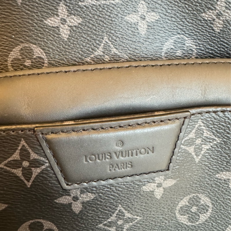 LV M43186黑花紋前口袋男後背包-13