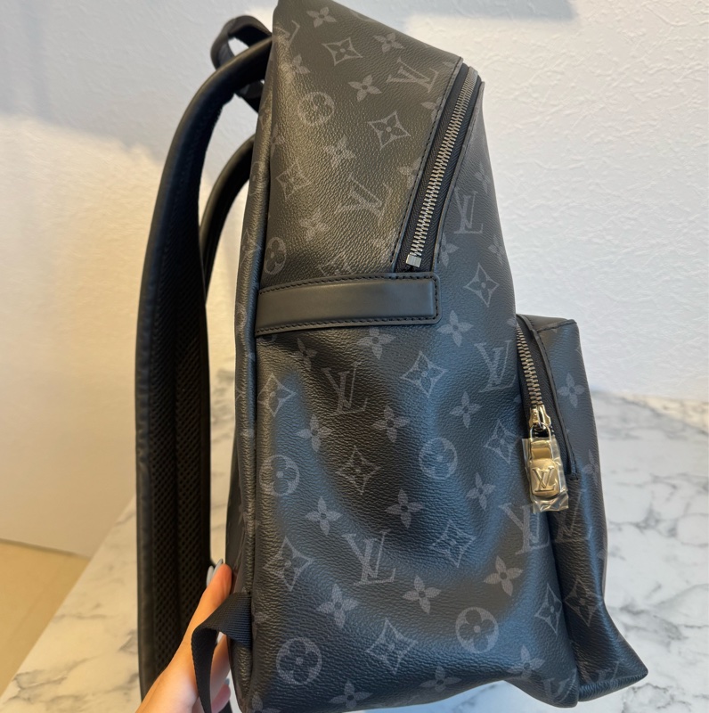 LV M43186黑花紋前口袋男後背包-14